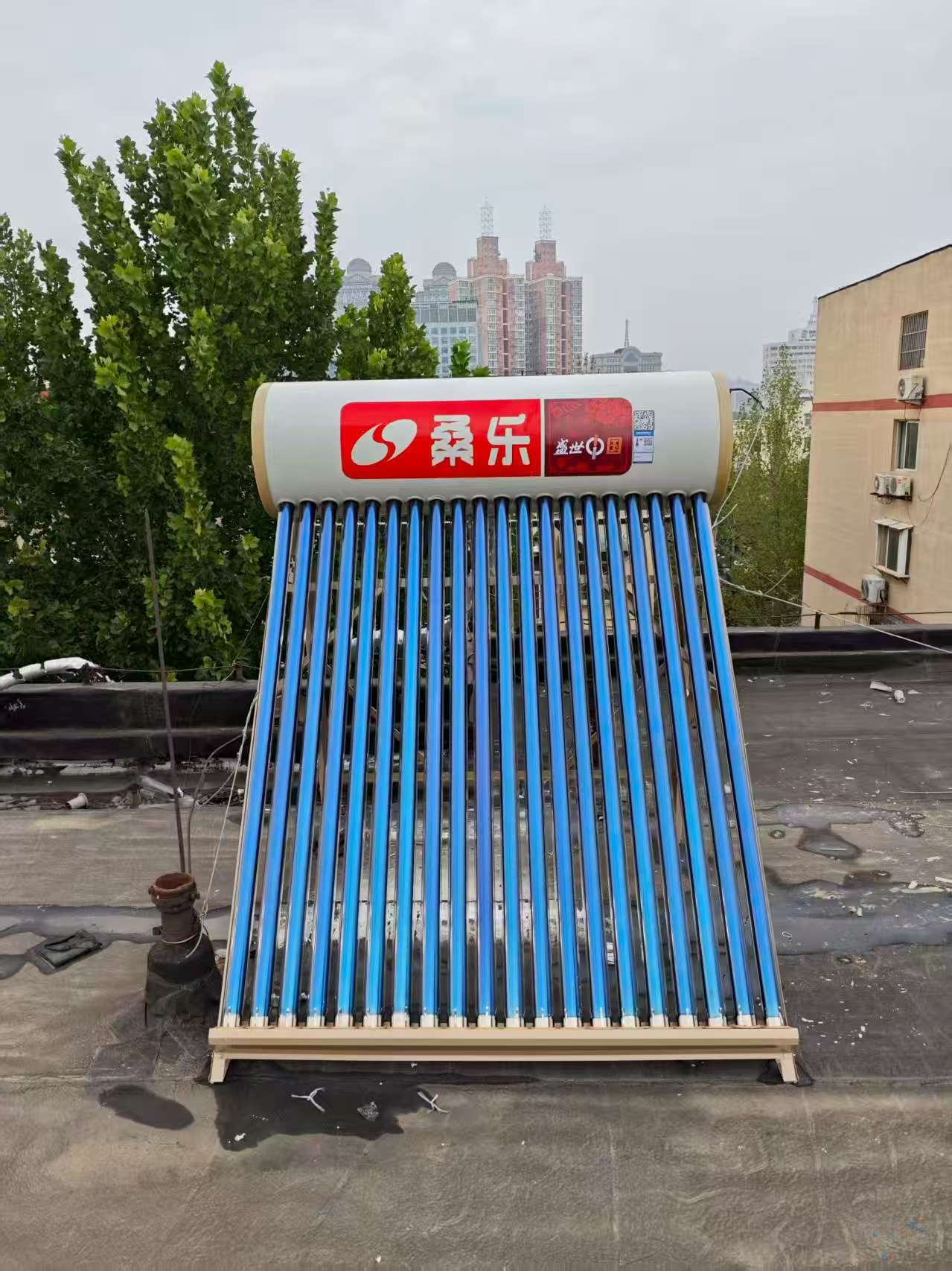 桑乐太阳能楼顶式的安装在济南葡萄所小区