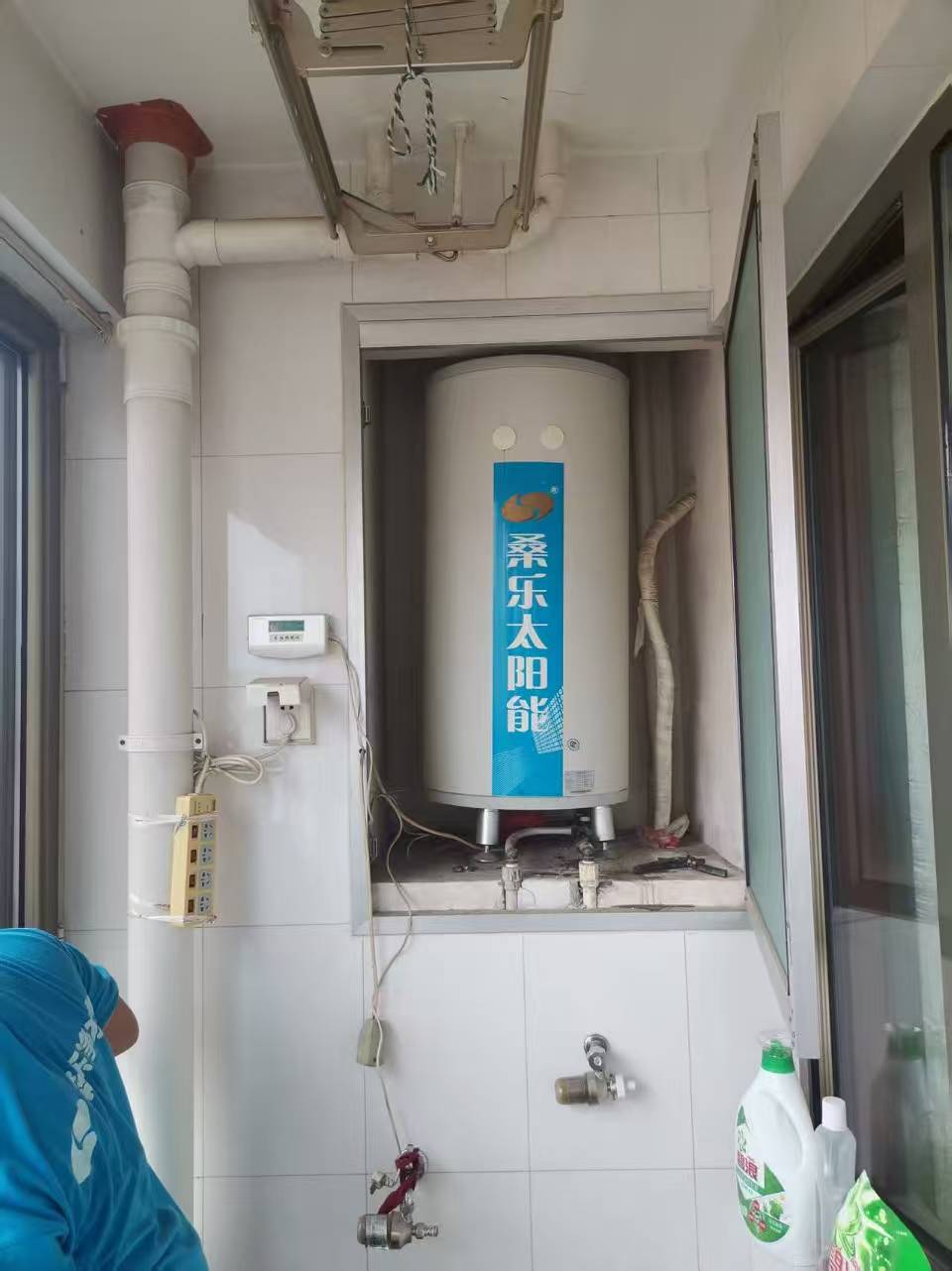 桑乐阳台壁挂太阳能定制版80升立式安装在济南燕文东路