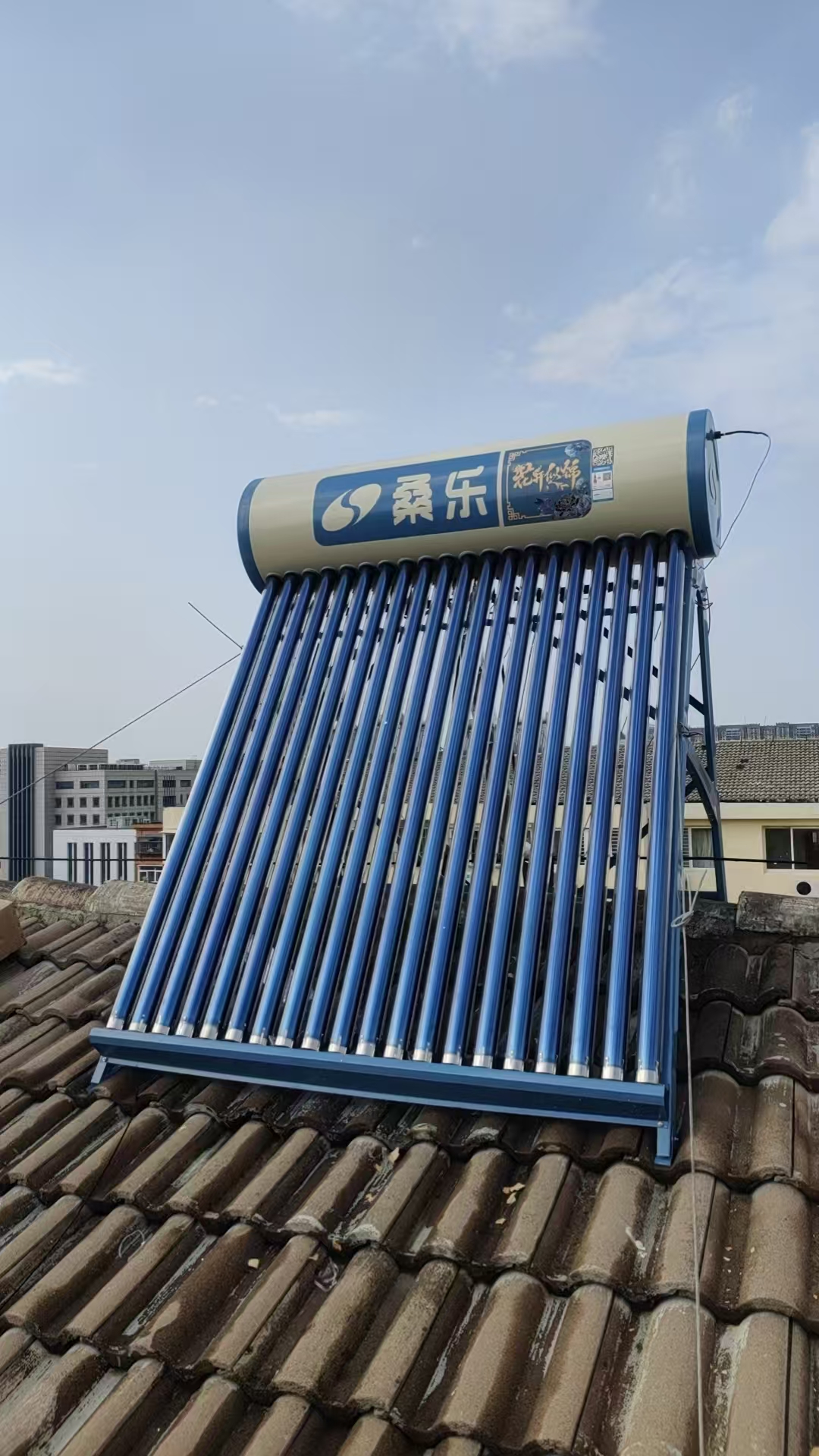 桑乐太阳能楼顶式的安装在济南山大南苑