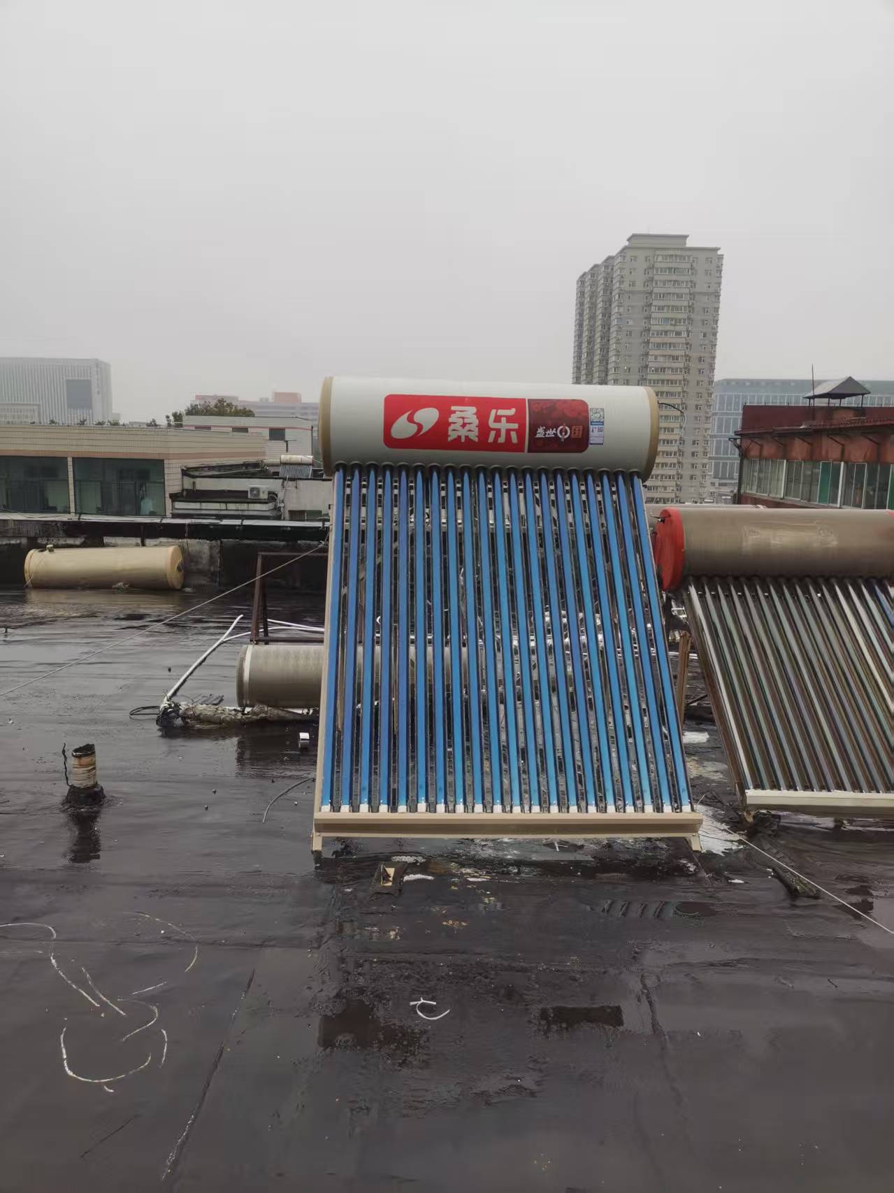 桑乐太阳能楼顶式盛世中国系列安装在济南山医大东村