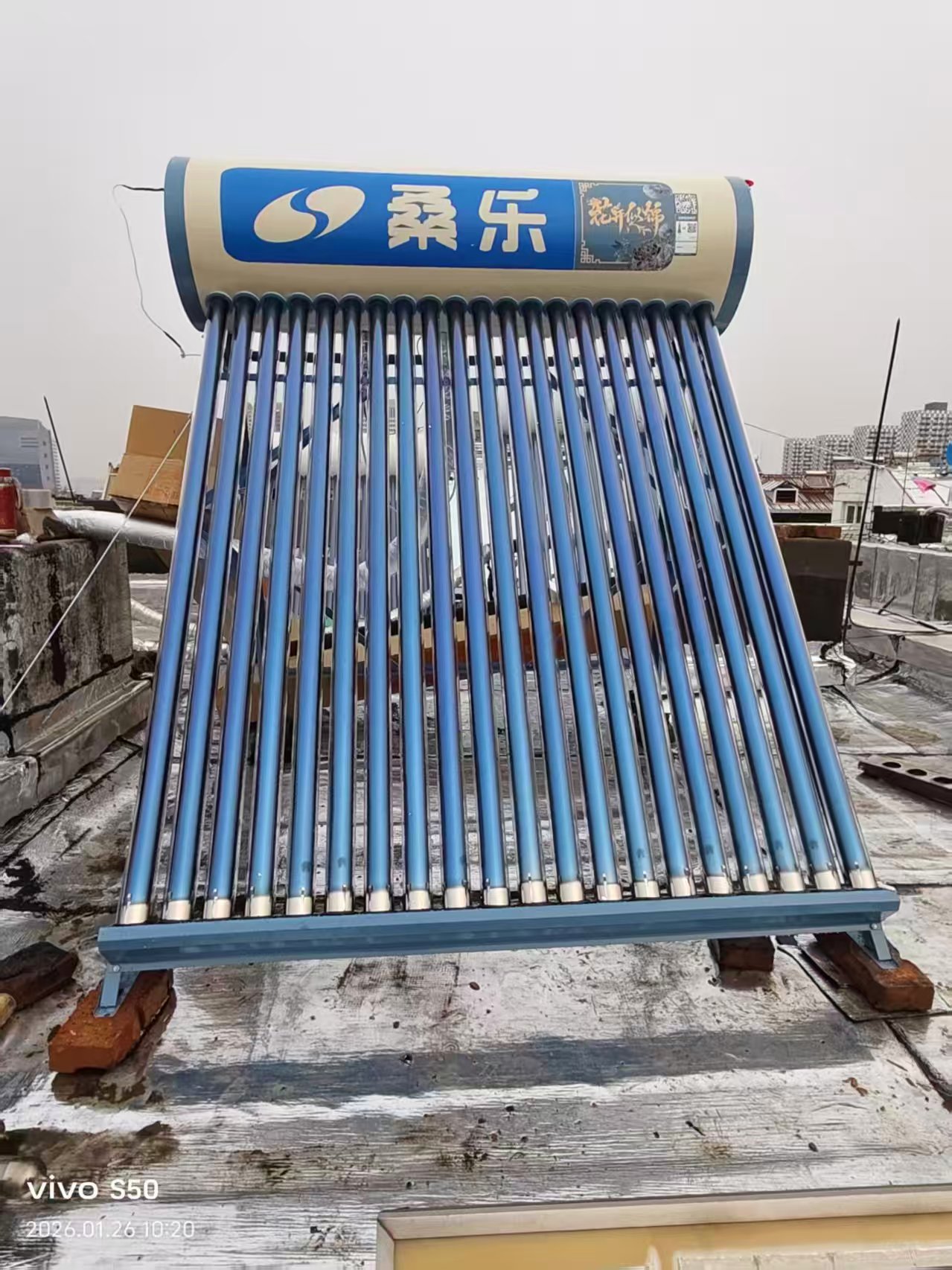 桑乐楼顶式太阳能花开似锦系列安装在济南燕山小区