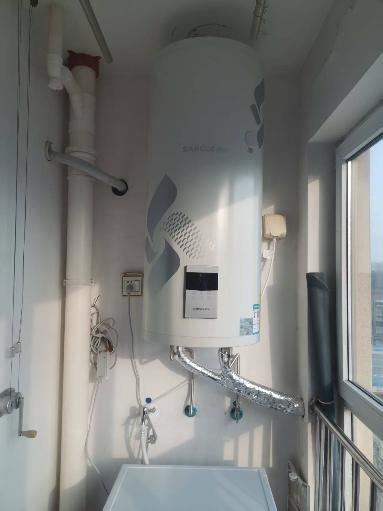 桑乐阳台壁挂太阳能安装在济南旅游路长安新苑小区