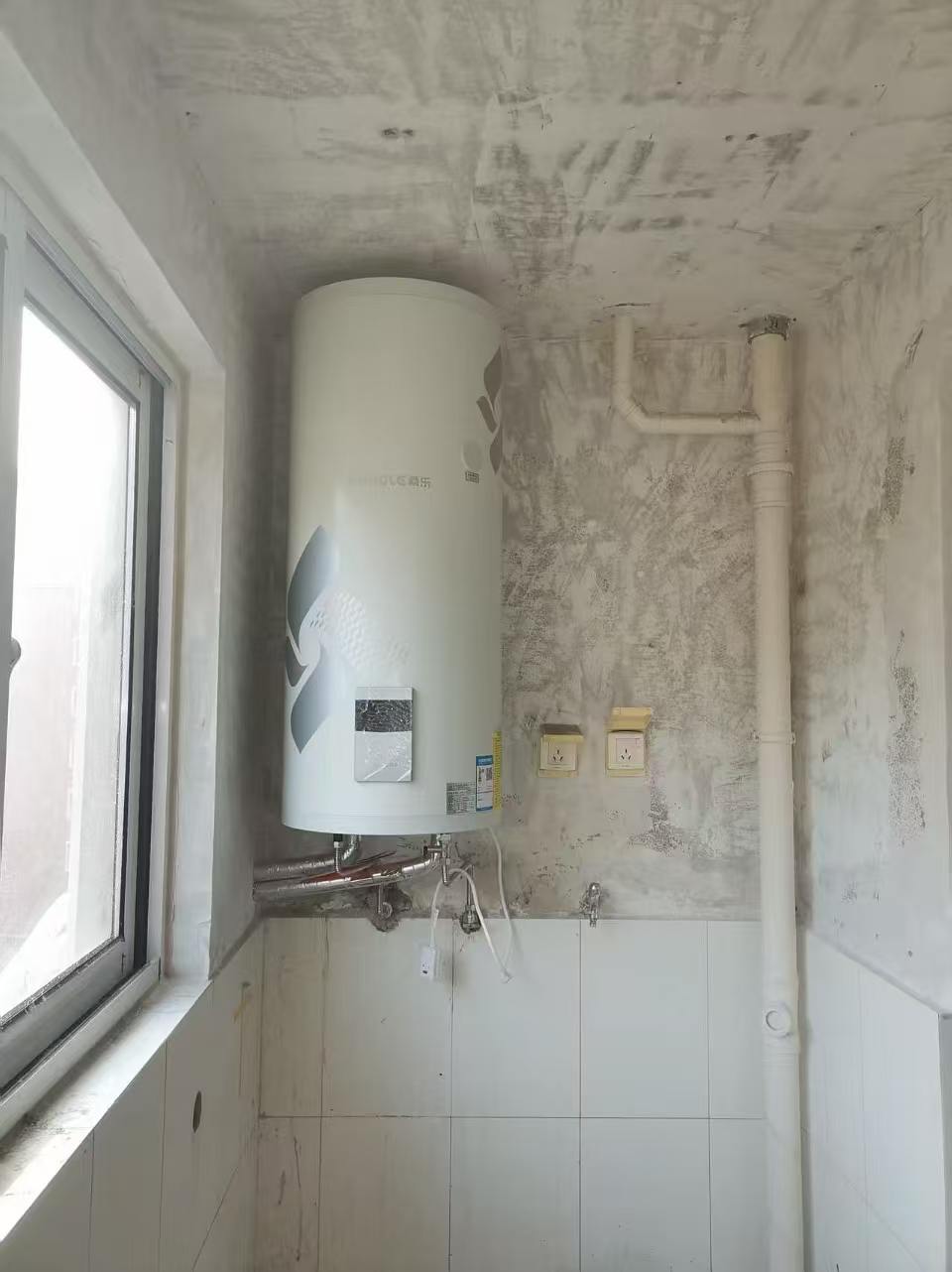 桑乐阳台壁挂太阳能安装在济南瀚裕华园二区