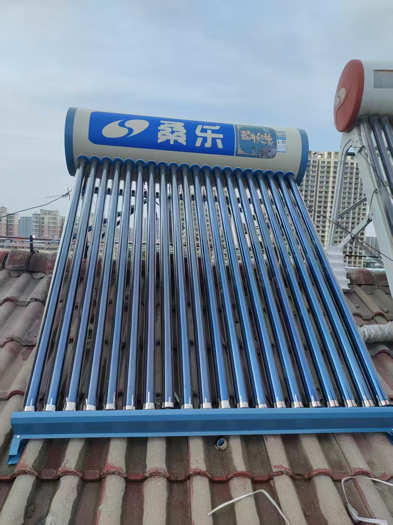 桑乐太阳能楼顶式花开似锦系列安装在济南鲍芳苑